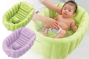 Tempat mandi bayi sebaiknya terbuat dari bahan plastik